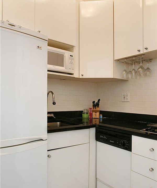 2nd image of 220 E 87th St APT 4H