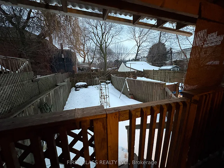 2471 Gerrard St E — Photo 11