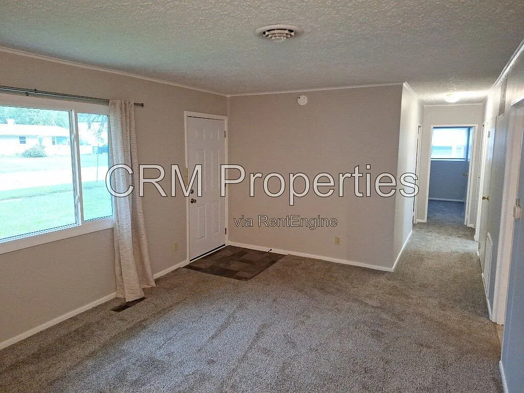 3 bed, 1.0 bath, 960 sqft, $1,200 — Photo 2