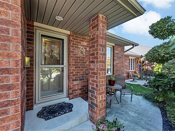 3rd image of 2207 Katella Ave