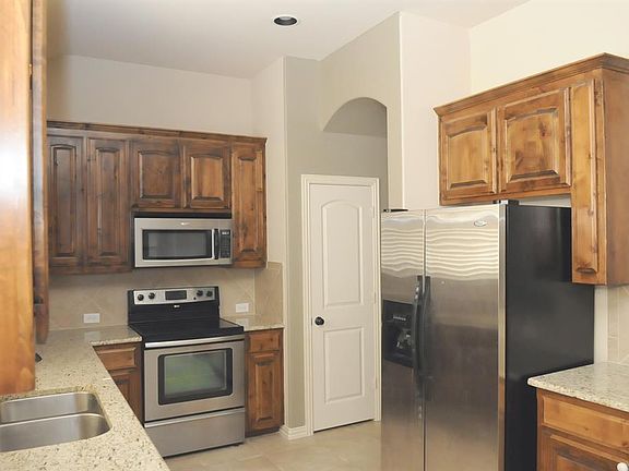 4th image of 816 Lake Hollow Dr