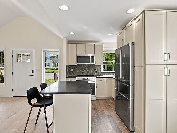 5th image of 403 Fleming St #B