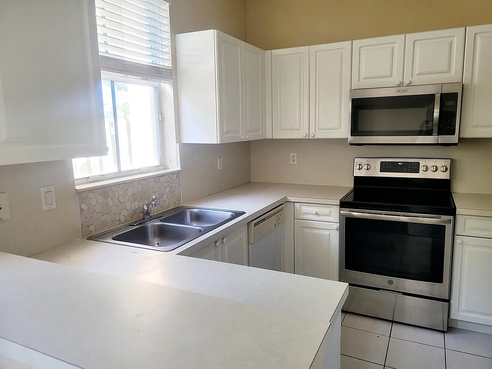KITCHEN WITH STAINLESS STEEL APPLIANCES
