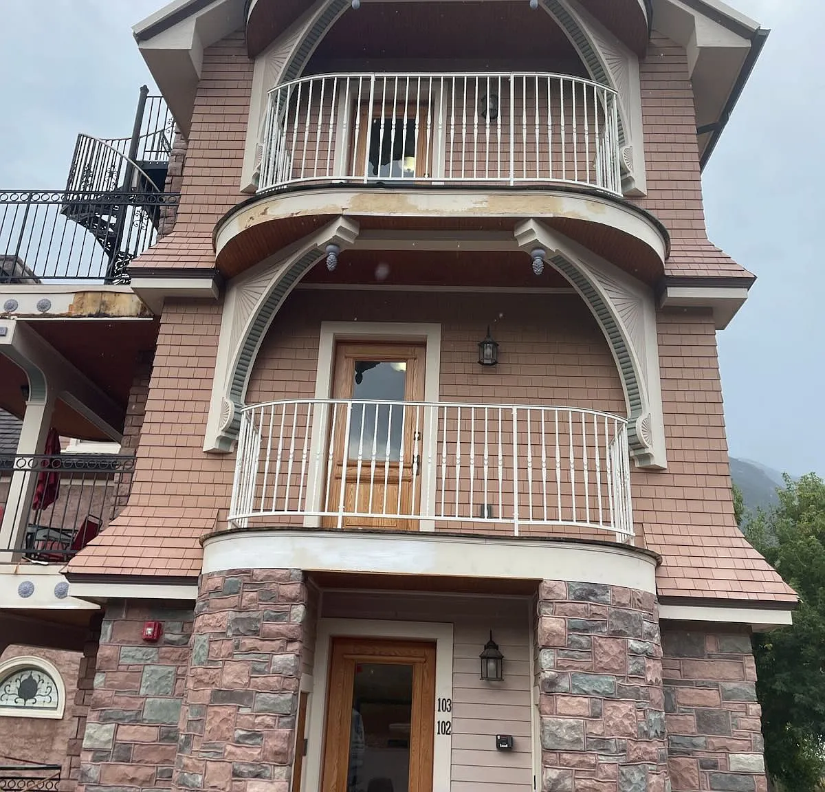 2 Grand Ave — Photo 2