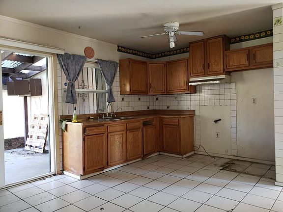 3rd image of 1023 Diane Pl