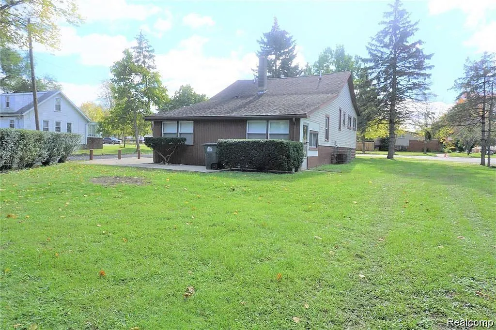 4 bed, 1.0 bath, 1500 sqft, $1,800 — Photo 4