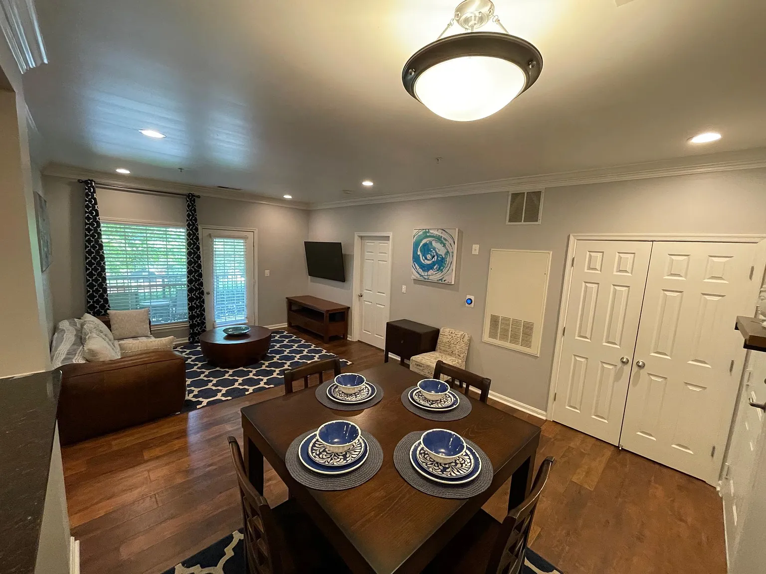 2 bed, 1096 sqft, $2,700 — Photo 2