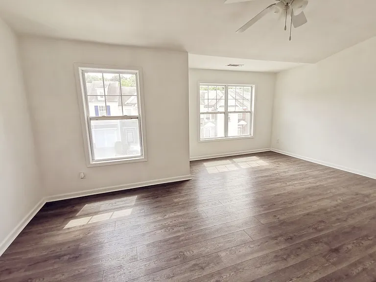 2073 Executive Dr — Photo 21