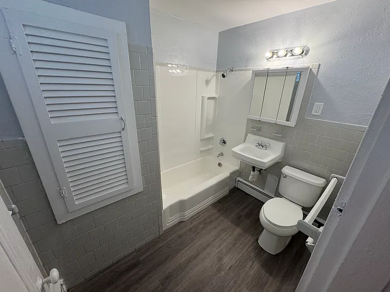 Bathroom (angle 1)