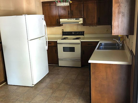2nd image of 117 N Hampton Ct
