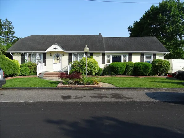 524 Polaris Street, North Babylon, NY 11703