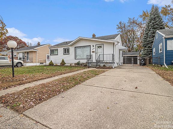 2nd image of 32655 Glen St