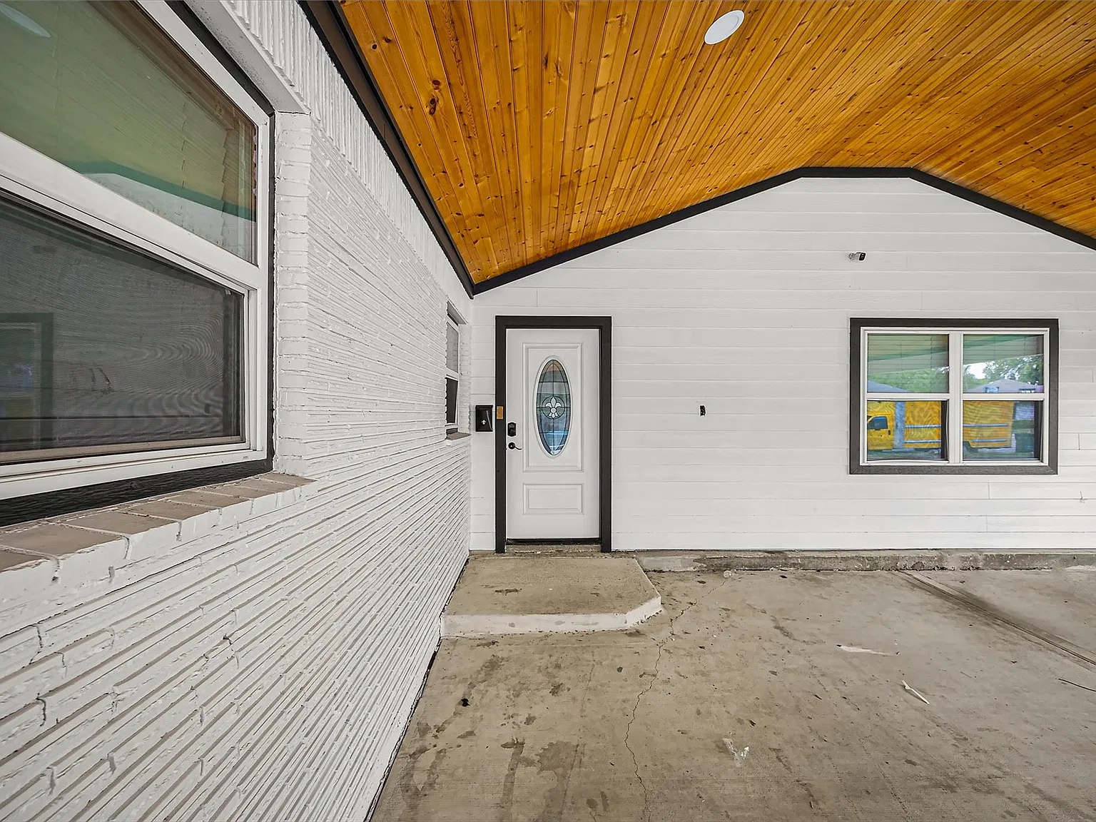 4 bed, 2.5 bath, 1195 sqft, $2,400 — Photo 3