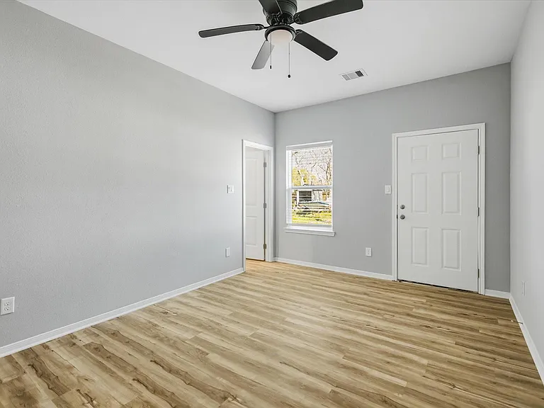 205 N Bay Ave #B — Photo 15