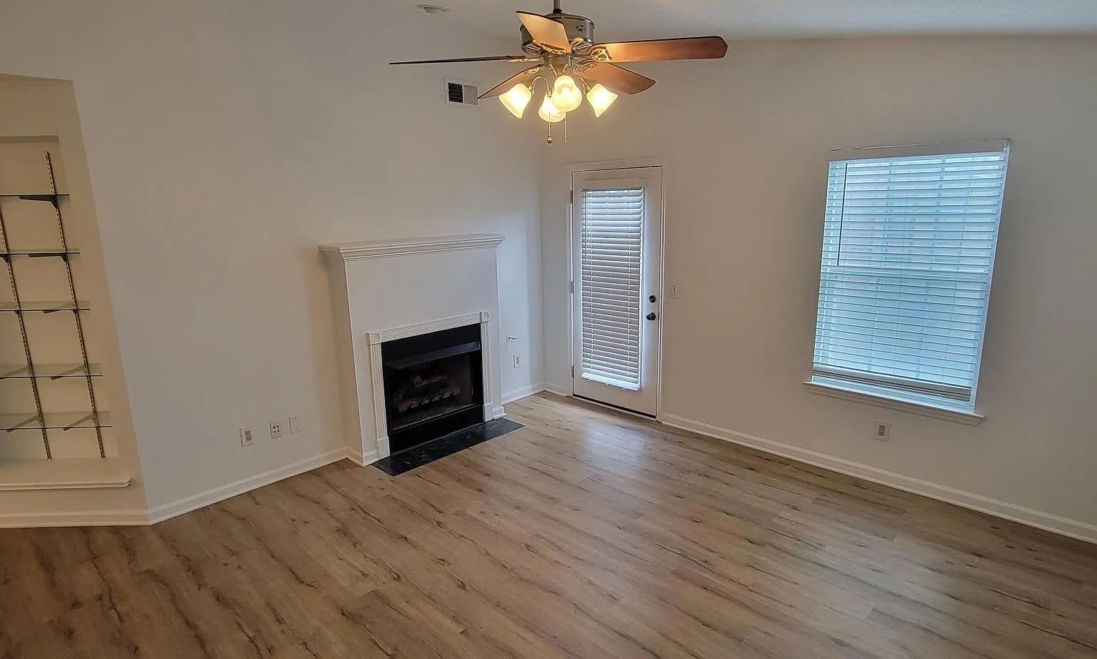 2 bed, 1073 sqft, $1,600 — Photo 2