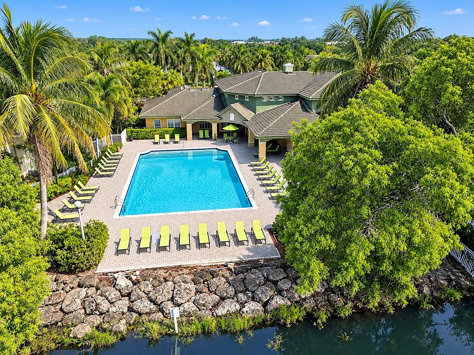 Quantum Lake Villas Apartments