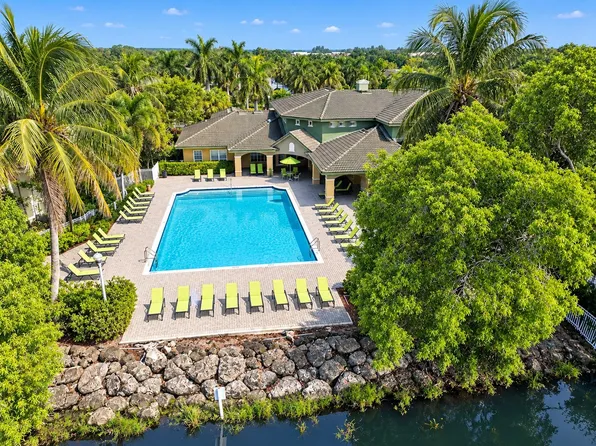 Quantum Lake Villas Apartments