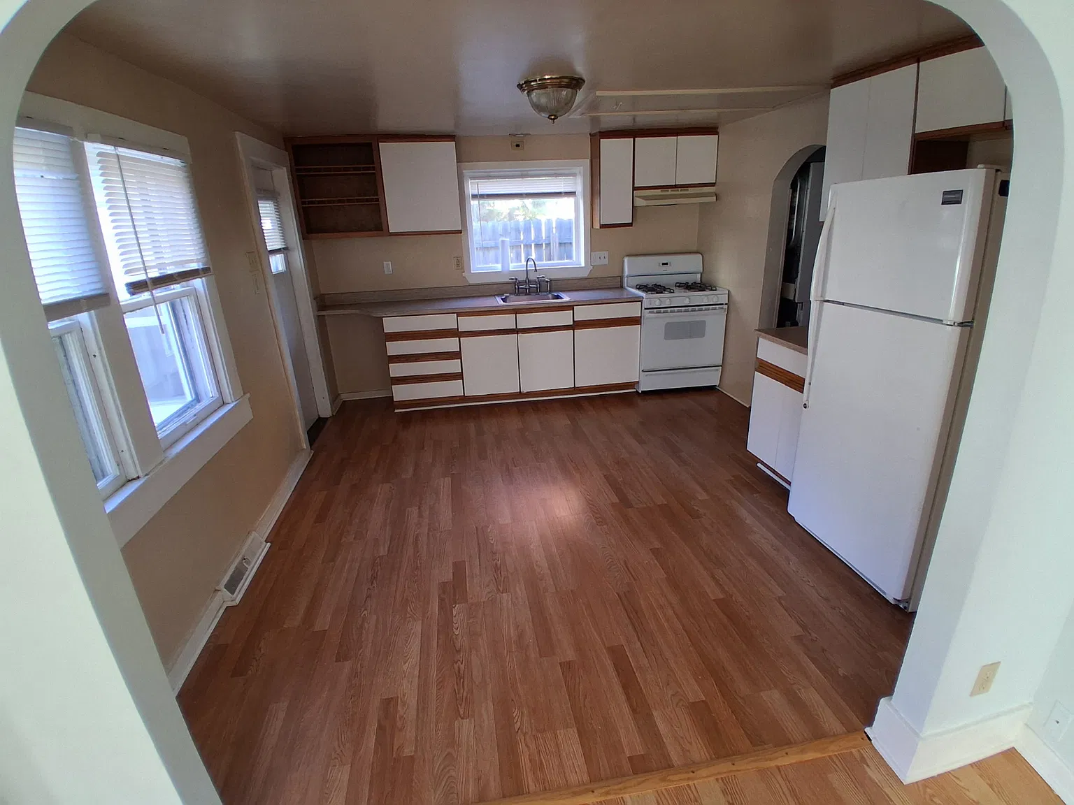 502 Curry Ave — Photo 3