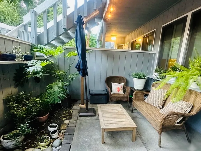 952 La Barbera Dr — Photo 17