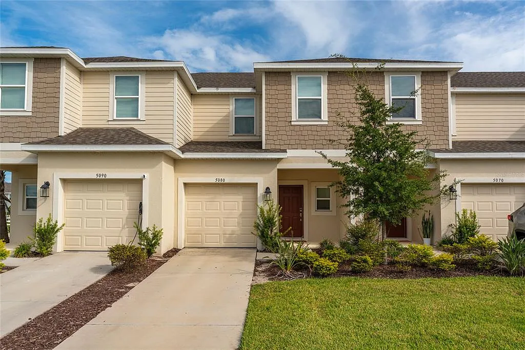 3 bed, 2.5 bath, 1365 sqft, $2,300 — Photo 1