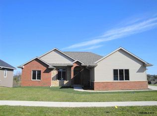 1911 Creek Wood Dr, Dubuque, IA 52003