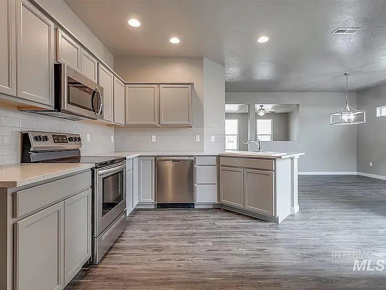3 bed, 2.5 bath, 1502 sqft, $2,100 — Photo 2