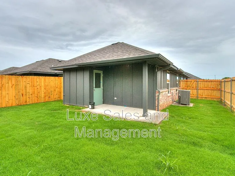 8012 NW 105th Ter — Photo 30