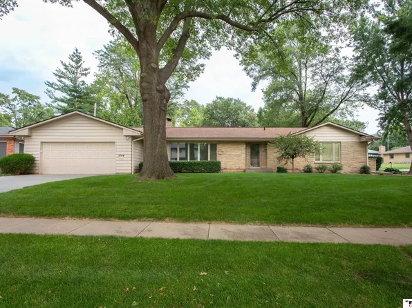 1544 Crestline Dr, Lincoln, NE 68506