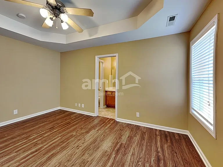 1004 Hendricks Ct — Photo 9