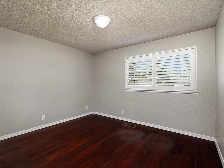 131 Mulholand Dr — Photo 12