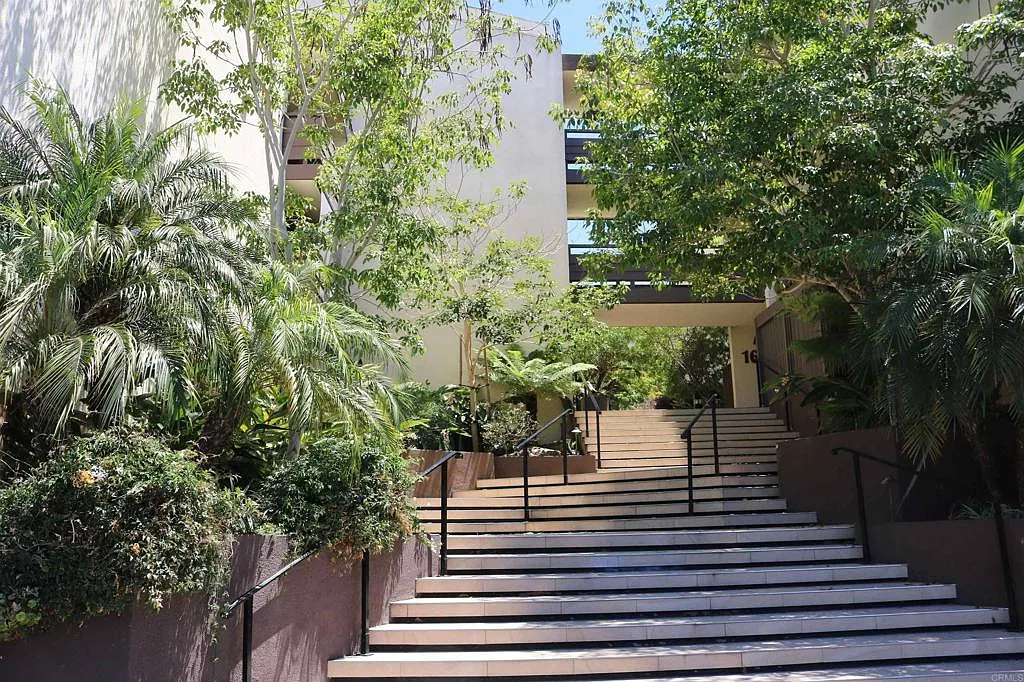 1 bed, 1.0 bath, 422 sqft, $2,000 — Photo 1