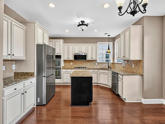 3rd image of 1011 Legacy Ln