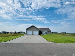 803 Hillcrest Dr, Clay Center, KS 67432