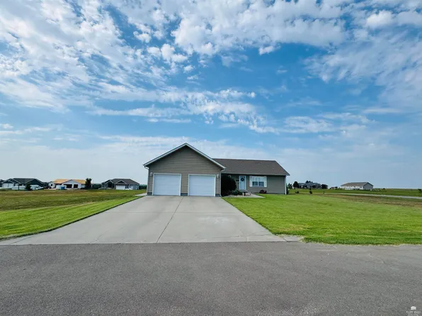 803 Hillcrest Dr, Clay Center, KS 67432