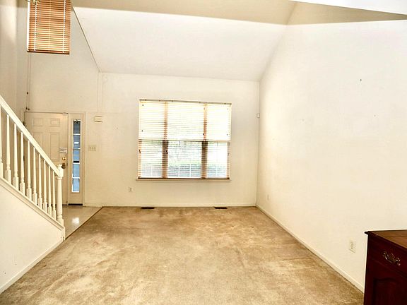 4th image of 8 Winterberry Rd