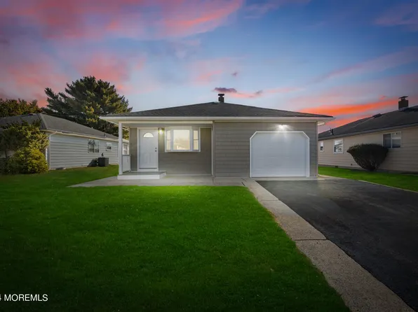 17 Montreal Court, Toms River, NJ 08757