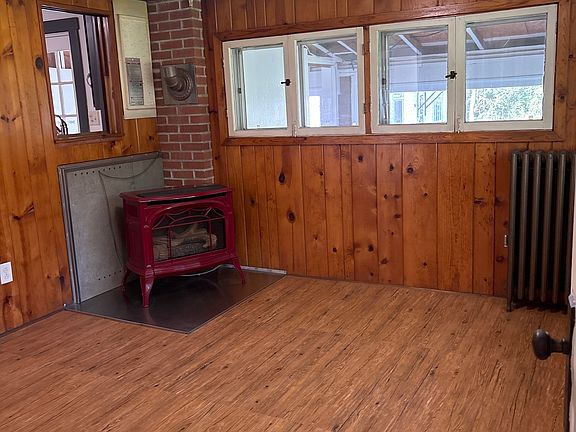 3rd image of 833 Elmwood St