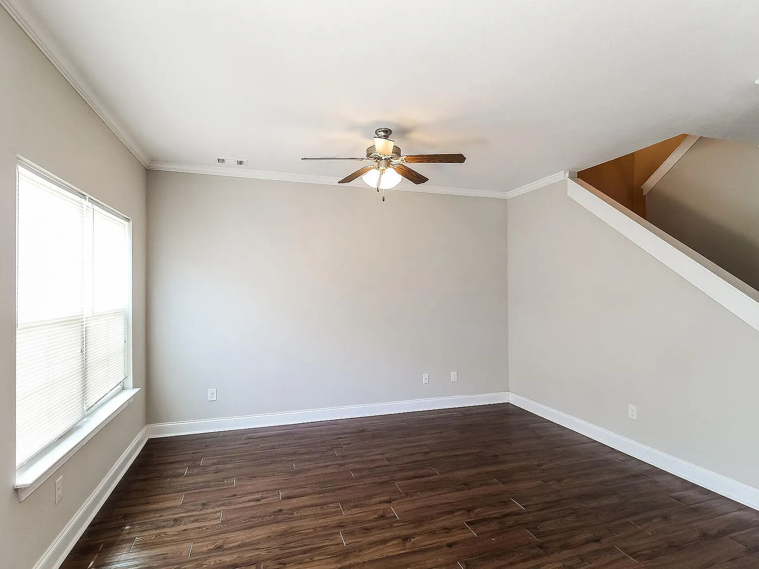 Spacious 4BR/2.5BA End-Unit Townhome Village at Goshen Pool, Double Garage, Low Utilities — Photo 4
