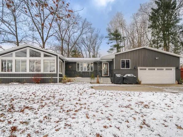 1362 Lakeshore Dr, Columbiaville, MI 48421