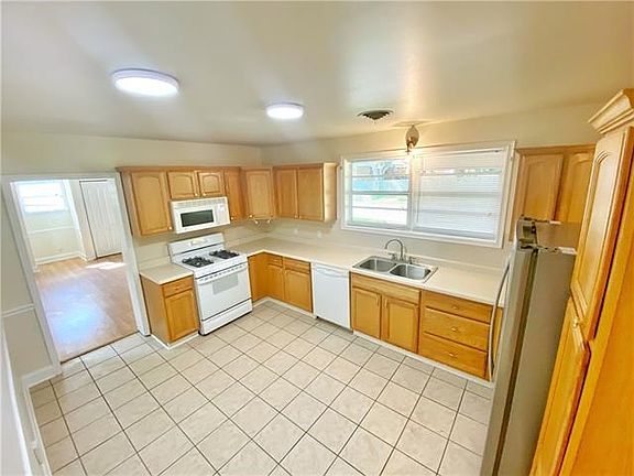3rd image of 715 Clayton Dr