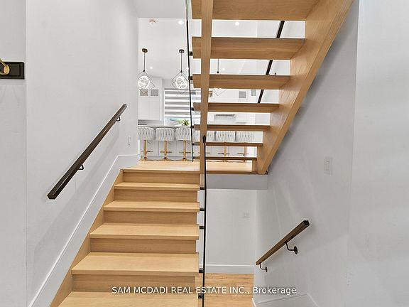 3rd image of 46 Cobblehill Rd