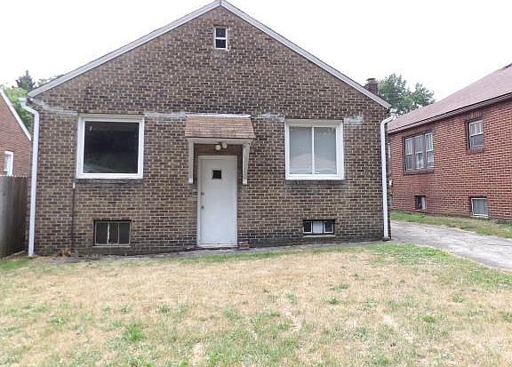 3rd image of 46 Roslyn Dr