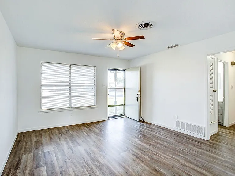 5455 6th Pl — Photo 3