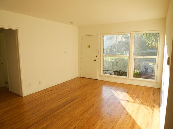 5th image of 408 N Doheny Dr APT 1