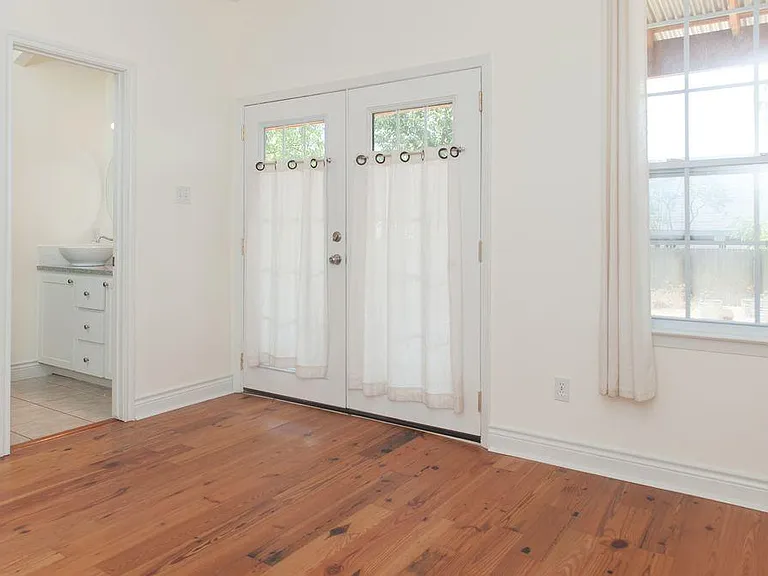 707 W 35th St — Photo 16