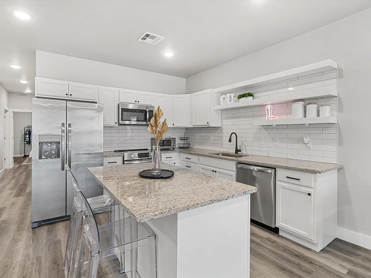 Building Photo - 209 W Apache St #201
