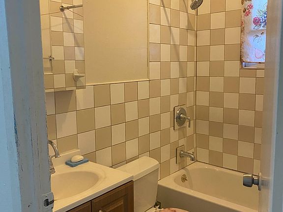 4th image of 1270 Findlay Ave Floor 2