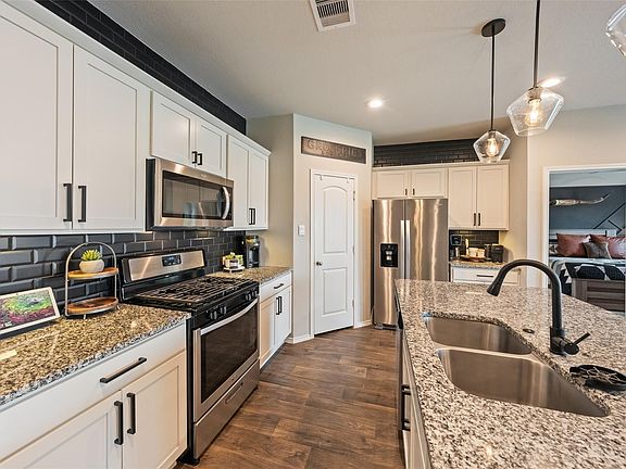 5th image of 2623 Lost Holly Ln