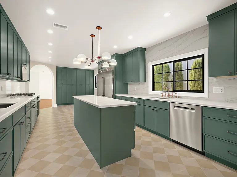 211 S Formosa Ave — Photo 8