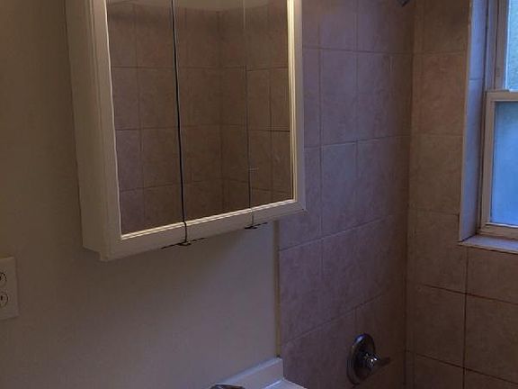 4th image of 3912 N Pine Grove Ave APT 2E